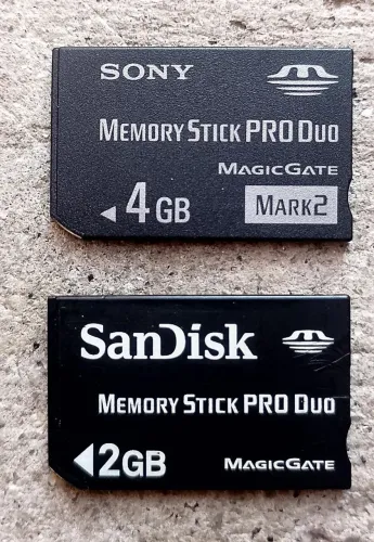 2 Memory Stick ProDuo(4GB SONY+2GB SANDISK)usado