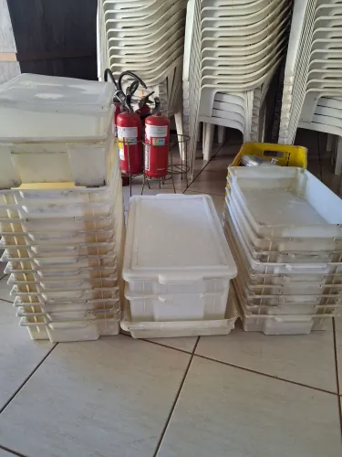 Lote de caixas plásticas brancas para alimentos (todas R$ 850,00)