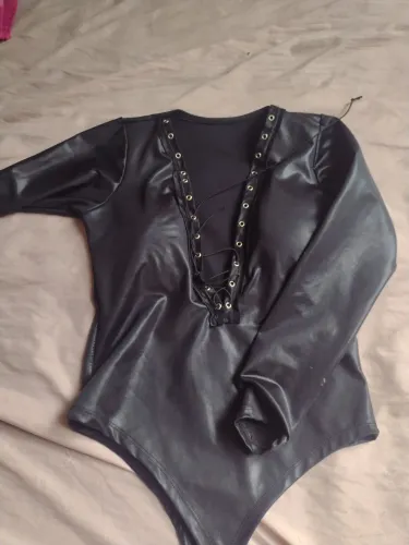 Body tipo couro preto manga cumprida