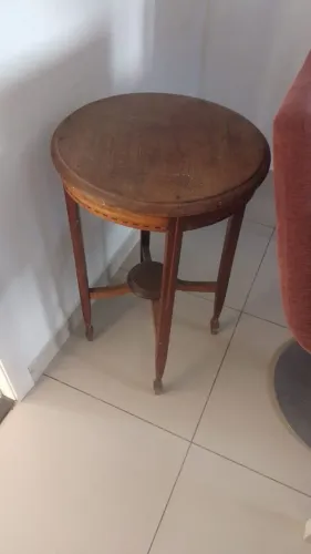 Mesa antiga de canto alta redonda