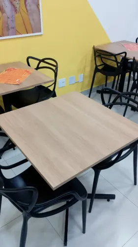 Mesa de bar, restaurante, lanchonete. Tampo madeira e base 70 x 70 x 75 (alt) cm