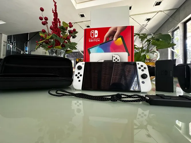 Nintendo oled 1 desbloqueado com tudo original + maleta pra guardar ele