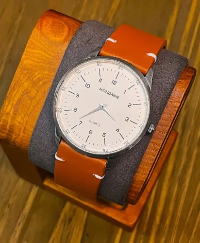 Relógio Vintage Mondaine Class Minimalista Quartz - Pulseira em Couro Caramelo
