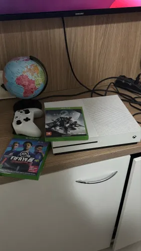 Xbox One S 1tb + 2 jogos