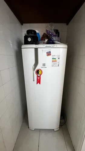 Geladeira Electrolux RE31 Branca 240litros