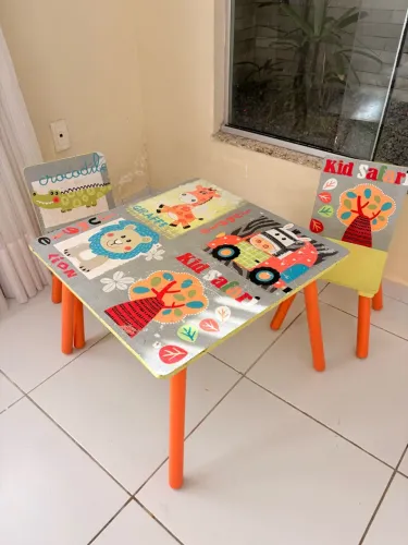 Conjunto de mesa e cadeiras infantil