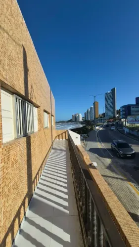 Casa em praia de areia preta