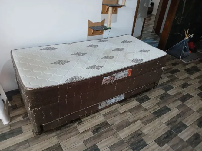 Vende-se cama de solteiro com baú e cama auxiliar