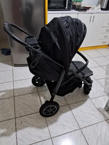 Carrinho de bebê/ 300 RS 