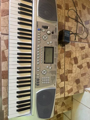 Teclado semi novo