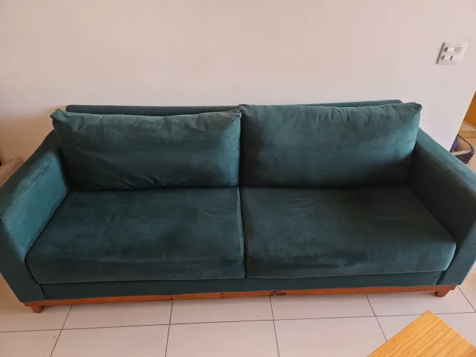 Sofá 4 lugares verde suede com almofadas, 2,30 de largura