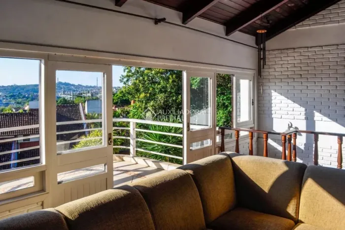 Casa em condomínio c/ piscina 300m² para locação ? 4 dormitórios (1 suíte) ? 2 vagas ? Non