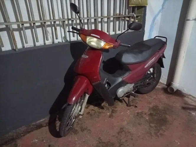 Vende se biz 100 2 pneus novos retrovisores novos motinha boa 