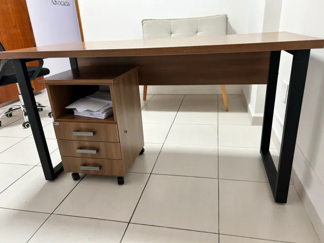 Escrivaninha com gaveteiro