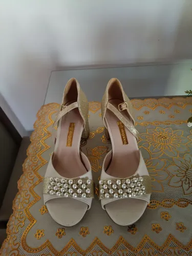 Sandália com detalhes em pérola e brilho.