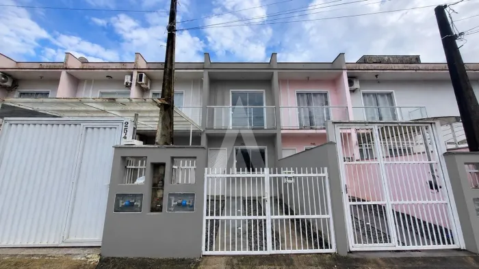 Geminado com 2 quartos e 1 vaga no bairro Iririú.