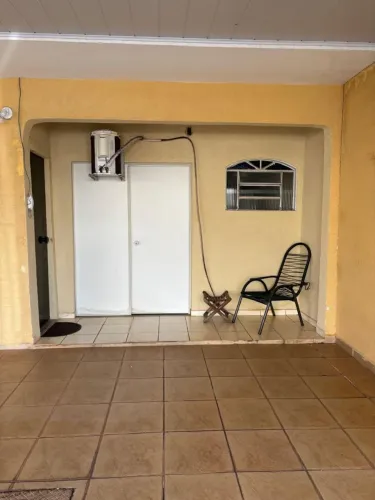 Alugo quarto mobiliado .