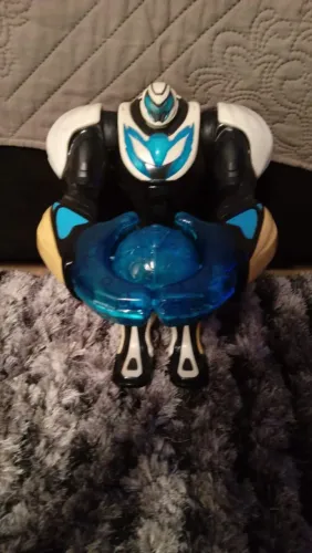 Boneco Max Steel Gigante C/bola de lançamento 