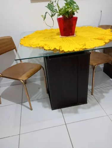Mesa de jantar com 2 cadeiras.