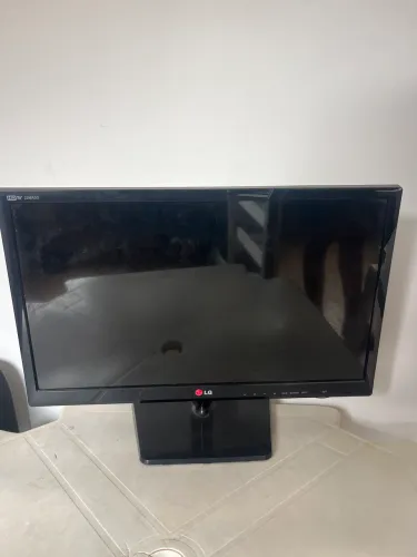Monitor/ Tv LG 60 hz troco em mesa para pc/escritorio