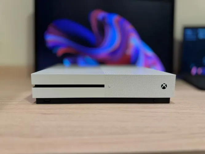 Xbox One S | 1TB | Leitor mídia física