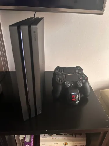 PlayStation 4 pro, 4 controles dualshock 4