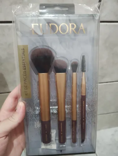 Pincel Eudora + Paleta de sombras O'Boticário