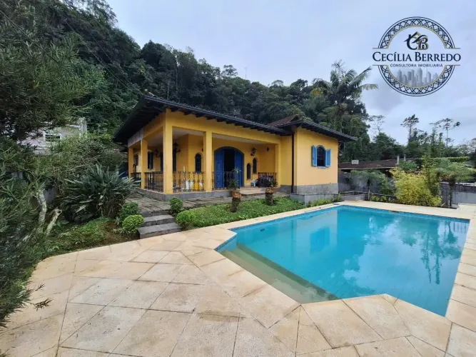 Casa para alugar com 265 metros quadrados e 4 quartos no Quitandinha - Petrópolis - RJ