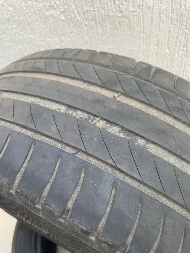 Par de Pneus Michelin Primacy 4 215/50 R17 - Meia Vida