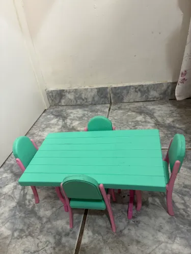 Mesinha de boneca com 4 cadeiras