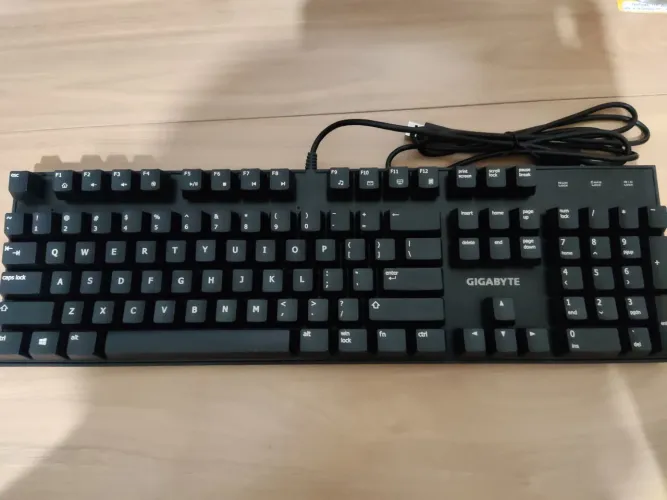 Teclado gigabyte force k83 cherry MX blue