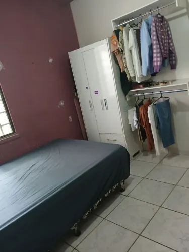 Guarda- roupa, araras e cama por apenas 595,00