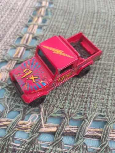 Carrinho Hot Wheels Jeep Scrambler série HW Stunt de 2013.
