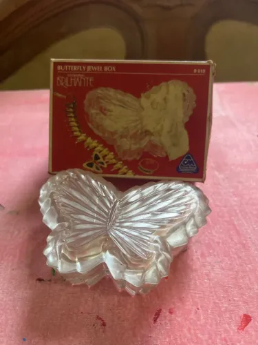 porta-joias de cristal em formato de borboleta da coleção Brilhante,