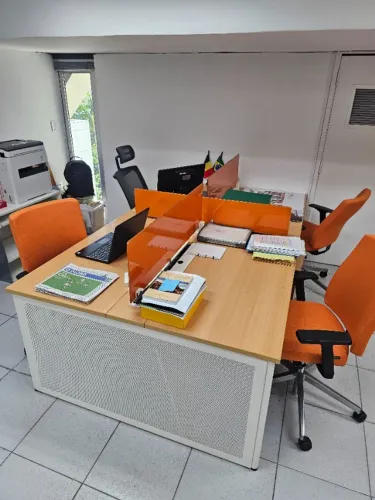 1 Estação de trabalho com 4 módulos + 4 Cadeiras + 2 Gaveteiros com 4 gavetas cada