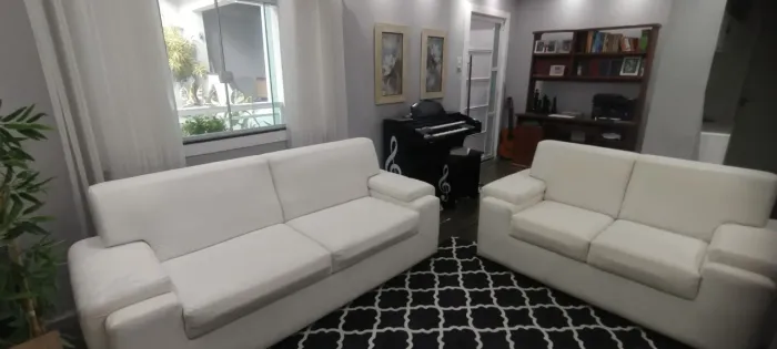 Sofá 2+3 lugares e mesa de centro