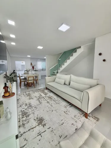 Condomínio com Apenas 3 Sobrados | 3 Dormitórios (1 Suíte), Terraço Aberto e 2 Vagas Próx