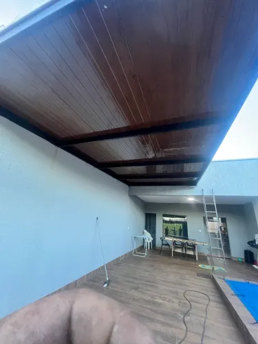 Coberturas com telhas isotérmicas amadeiradas