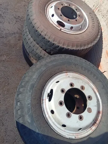 Vendo roda 8 furos com pneus
