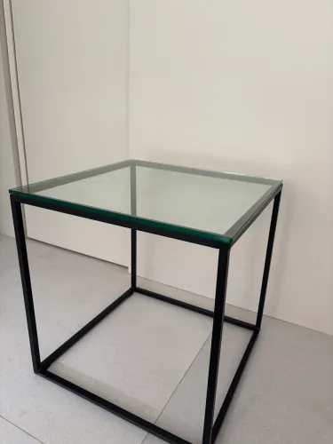 Mesa lateral de aço preto e tampo de vidro TOK STOK