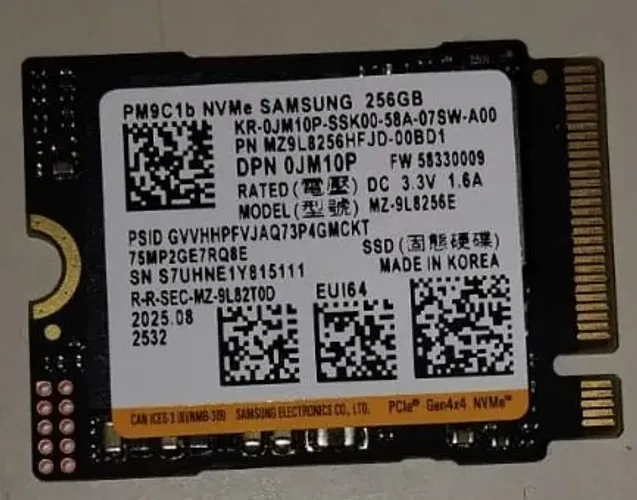 Samsung PM9C1b NVMe SSD de 256GB.