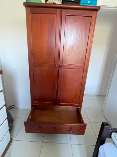 Guarda-roupa de madeira