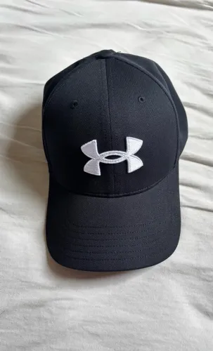 boné under armour preto