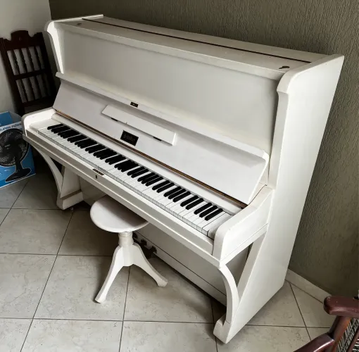Piano vertical branco da marca Shuller