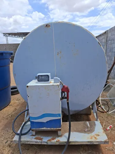 CONJUNTO DE TANQUE AÉREO HORIZONTAL COM BOMBA DE ABASTECIMENTO 