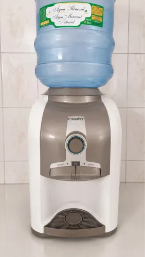 Gelágua Esmaltec seminovo em excelente estado 