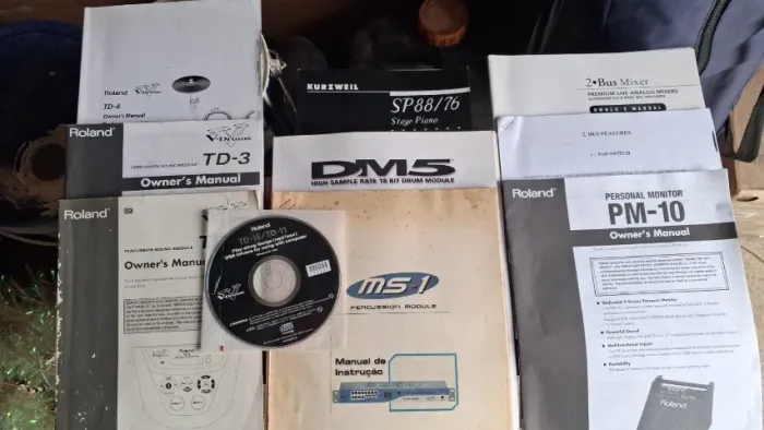 Manuais diversos de bateria eletrônica, mesa e amplificador