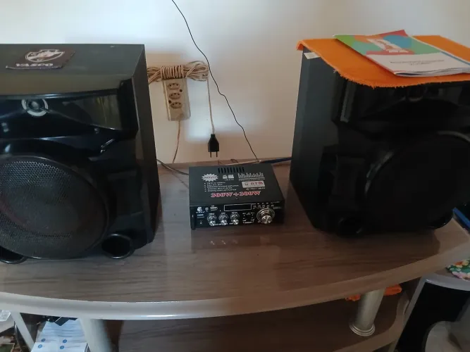 Duas caixas de som LG e amplificador 300+300