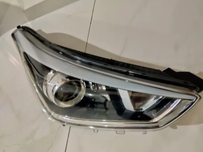 farol direito do Hyundai creta 2017 a 2021 com uma garra ruim