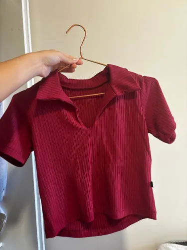 Cropped canelado com gola